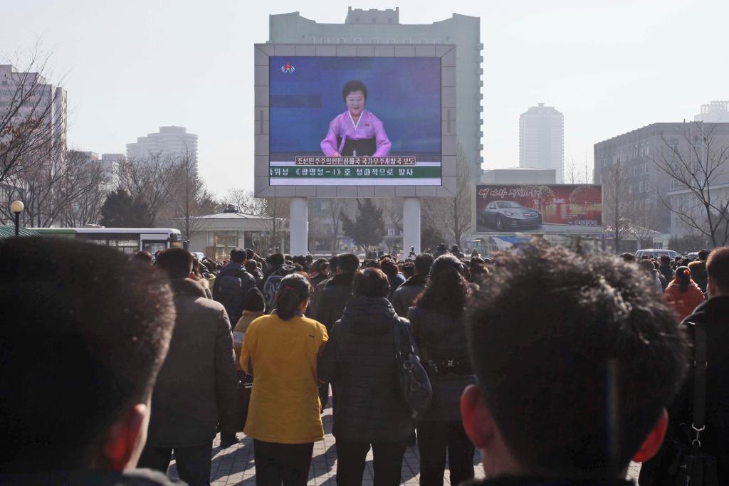 Människor i huvudstaden Pyongyang samlas för att se nyheten om raketuppskjutningen. (Foto: Kim Kwang Hyon/AP/TT)