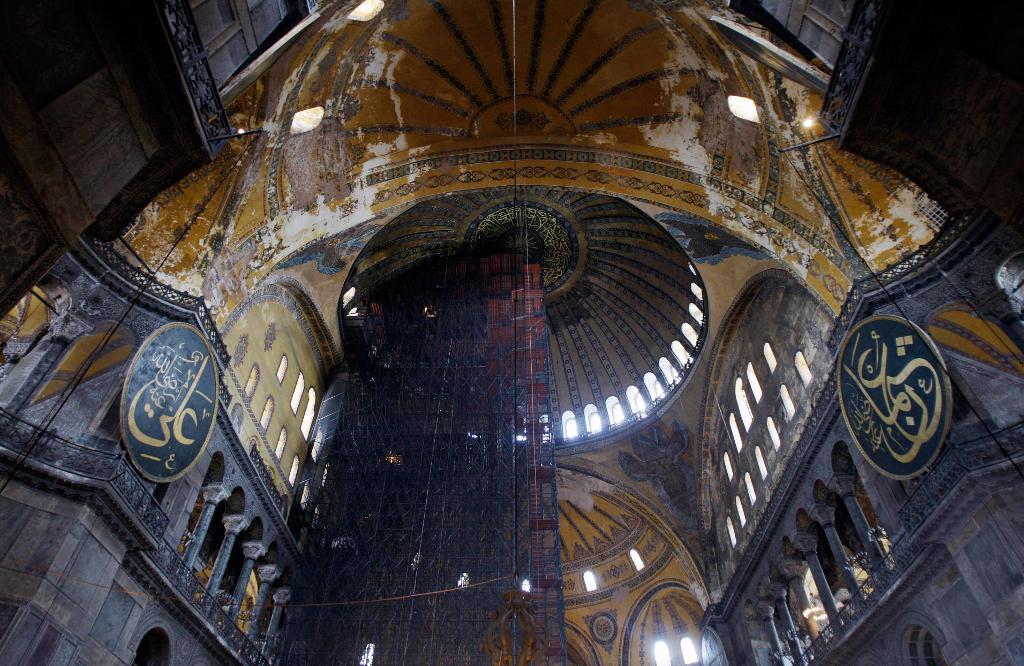 Den tidigare bysantinska kyrkan Haga Sofia i Istanbul, en rest efter det en gång så mäktiga östromerska riket. Rikets nedgång började i slutet av 500-talet i samband med en nedkylning av klimatet. (Foto: Ibrahim Usta /AP/TT-arkivbild)
