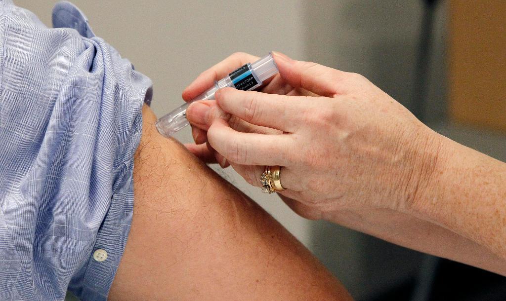 Vissa utsatta riskgrupper bör få tillgång till gratis vaccinationer, anser Folkhälsomyndigheten. Nu kan vem som helst tycka till om förslaget.(Foto: Rogelio V. Solis/AP/TT)