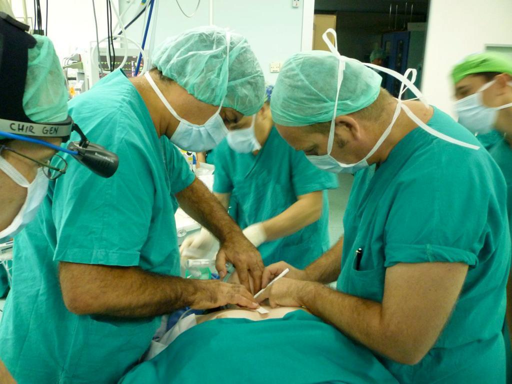 Den inflammerade härvan kring den italienska kirurgen Paolo Macchiarini får nu KVA (Kungliga vetenskapsakademin) att agera. (Foto: Careggi Hospital/AP-arkivbild)