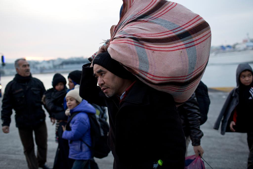 Grekland snabbar på byggandet av tillfälliga flyktingläger. (Foto: Petros Giannakouris/AP/TT-arkivbild)