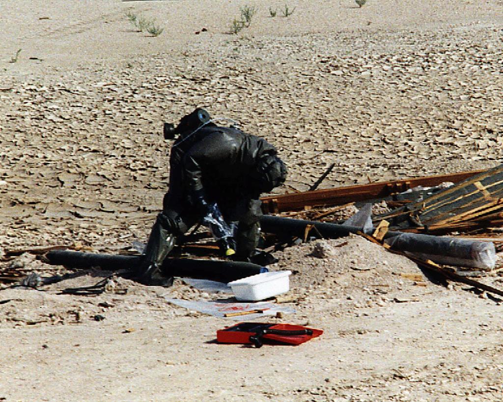 En FN-arbetare undersöker misstänkt kemiskt stridsmedel i Irak. (Foto: UNSCOM/AP/TT)