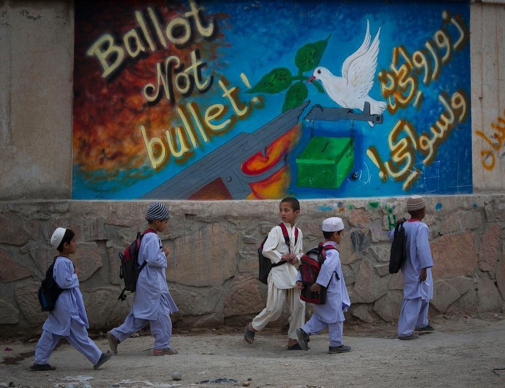 "Barn hör hemma i skolan eller hos sina familjer, inte som kanonmat för talibanupproret" säger HRW-researchern Patricia Gossman. (Foto: Anja Niedringhaus/AP/TT-arkivbild)