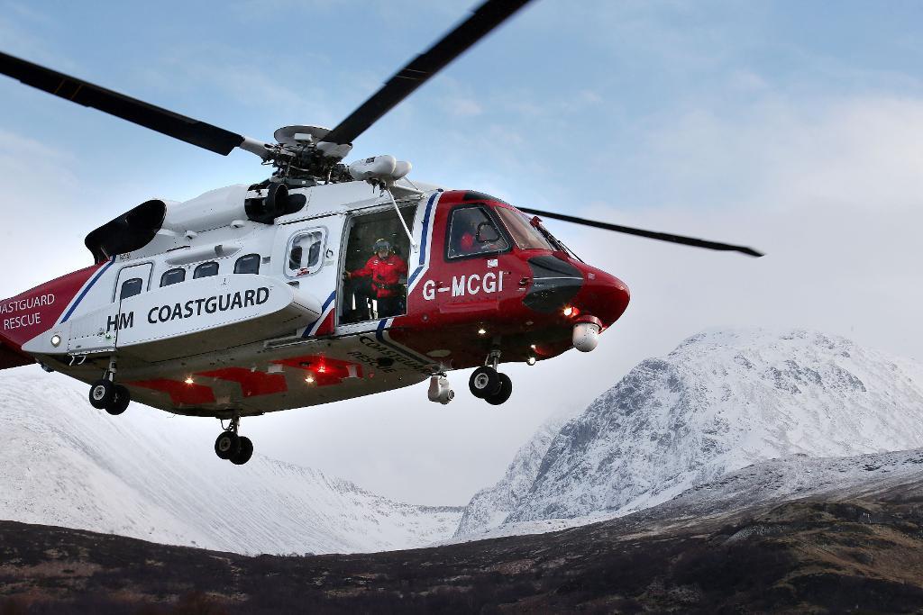 Räddningsmanskapet har tvingats avbryta sökarbetet efter ett ungt par som försvunnit i ett kraftigt oväder som dragit in över Skottland. (Foto: Andrew Milligan /AP/TT)