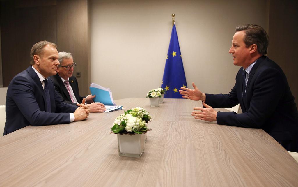 Donald Tusk till vänster, Jean-Claude Juncker intill honom och den brittiske premiärministern David Cameron fortsatte sina samtal till långt in på småtimmarna. (Foto: Dan Kitwood)