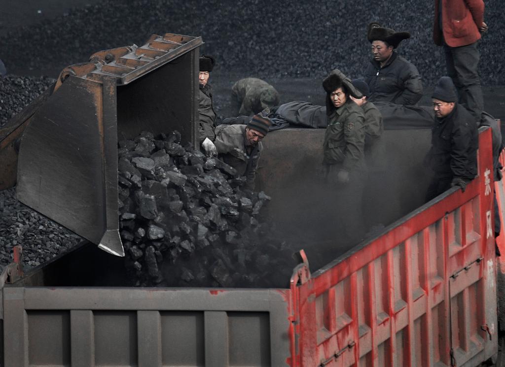 
Kina ska drastiskt minska sin kolproduktion. (Foto: Andy Wong/AP/TT-arkivbild)