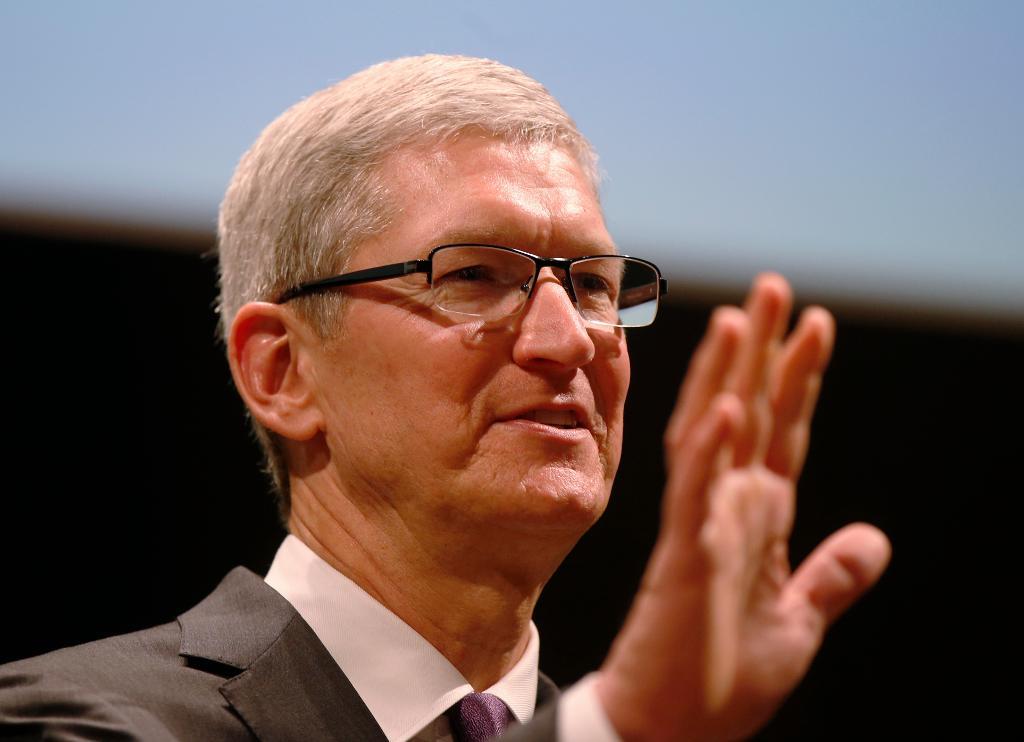 Apples vd Tim Cook har hittills vägrat hjälpa FBI med att öppna en krypterad Iphone. Han får stöd från flera andra stora IT-företag. (Foto: Luca Bruno/arkivbild)