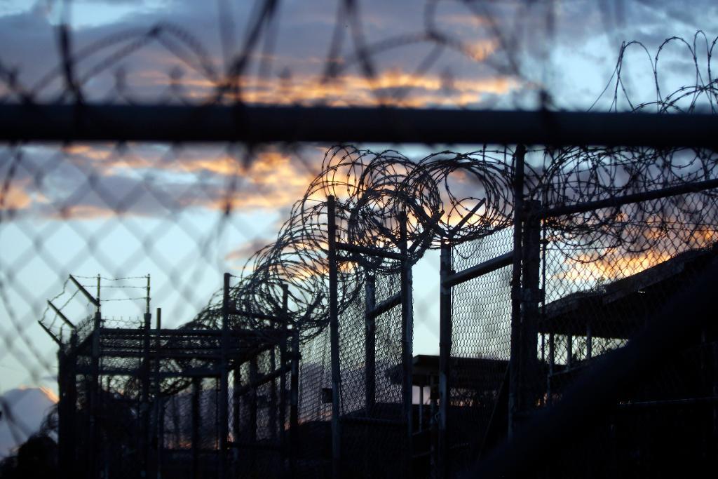 Nu kommer förslaget från USA:s försvarshögkvarter Pentagon att stänga USA:s ökända fångläger i Guantanamo Bay i Kuba. Men det lär bli svårt att baxa igenom en motvillig kongress. (Foto: Charles Dharapak/AP/TT)
