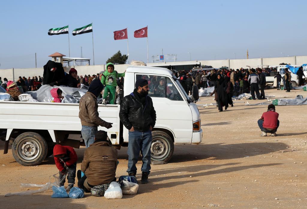 Syrier väntar vid gränsen till Turkiet. Offensiven i Aleppo har utöst en ny humanitär katastrof. (Foto: AP/TT)