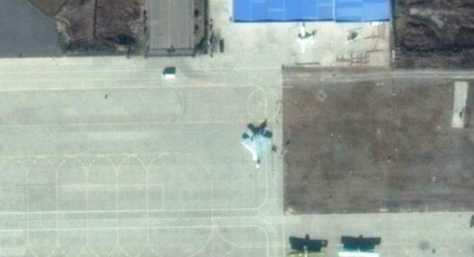 På en satellitbild över den kinesiska flygplatsen Pucheng Neifu Airport, syns ett flygplan som verkar vara en fullskalig kopia av det amerikanska jaktplanet F-22 Raptor. (Google Maps)