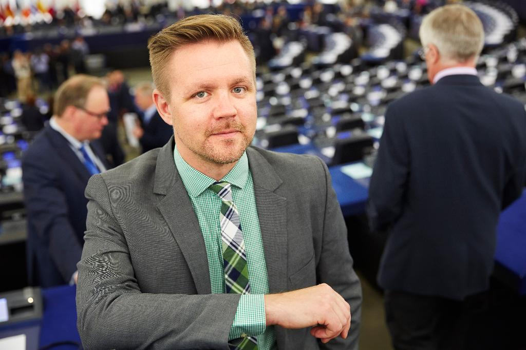 En nöjd Fredrick Federley (C) fick igenom skärpta regler för antibiotikabruk i djurhållning i EU-parlamentets miljö- och hälsoutskott. (Arkivbild. Fredrik Persson/TT)