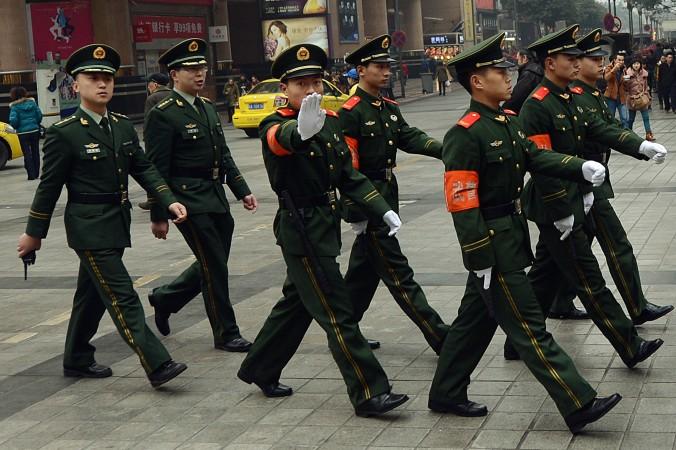 Kinesiska paramilitärer marscherar i Peking. Kinas senaste spionanklagelser mot en kanadensisk medborgare påminner om tidigare "hämndaktioner" från regimen, menar Epoch Times kinaexpert Joshua Philipp. (Foto: Mark Ralston/AFP/Getty Images)