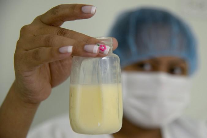 En mamma i Colombia visar en flaska efter att samlat in bröstmjölk för donation på ett sjukhus i Medellin i Colombia den 20 augusti 2014. (Foto: Raul Arboleda /AFP/Getty Images)