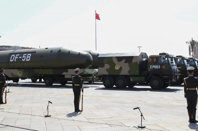 Den kinesiska militären visar upp sina DF-5B missiler under en militärparad på Himmelska fridens torg i Peking den 3 september 2015. Enligt rapporter överväger Kina att höja sin kärnvapenberedskap. (Foto: Rolex Dela Pena /AFP/ Getty Images)