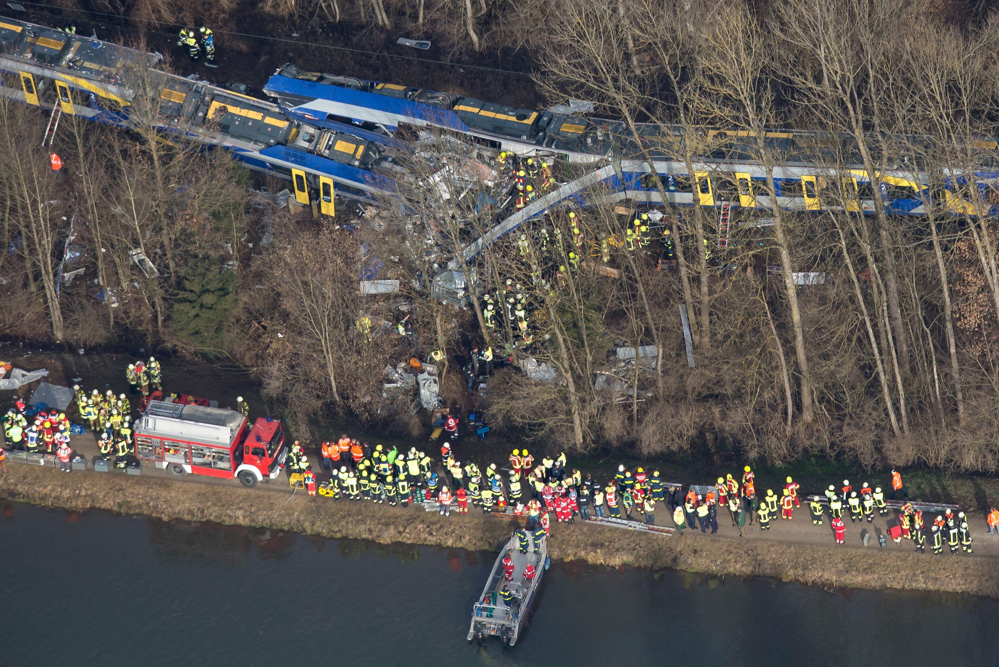Räddningstjänsten arbetar för högtryck då två tåg kört in i varandra sydväst om München på morgonen den 9 februari. (Foto: Peter Kneffel / AFP/Getty Images)
