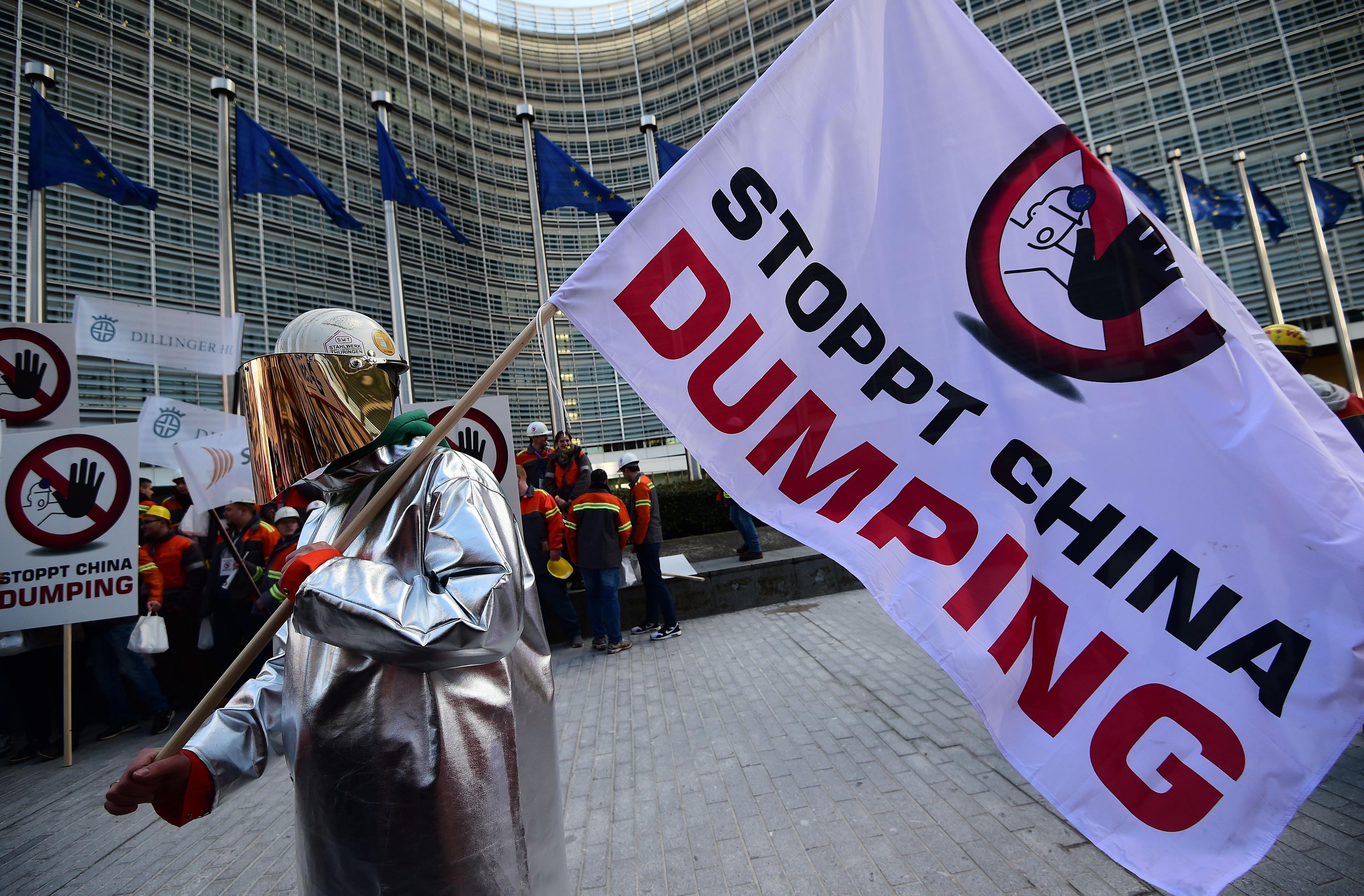Tusentals stålarbetare samlades utanför EU-kommissionen på måndagen i en stor demonstration mot Kinas dumpade stålpriser. (Foto: Emmanuel Dunand /AFP/Getty Images)