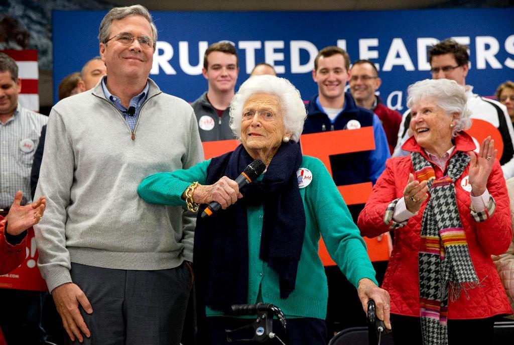Presidentkandidaten Jeb Bush har rekryterat sin mamma Barbara Bush, populär fru till tidigare presidenten George Bush den äldre, till sina valmöten inför primärvalet i New Hampshire. (Foto: Jacquelyn Martin/AP/TT)