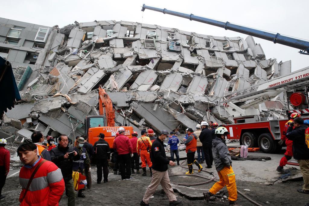 Räddningsarbetare söker igenom en raserad byggnad i Tainan under morgontimmarna. Wally Santana/ AP/ TT