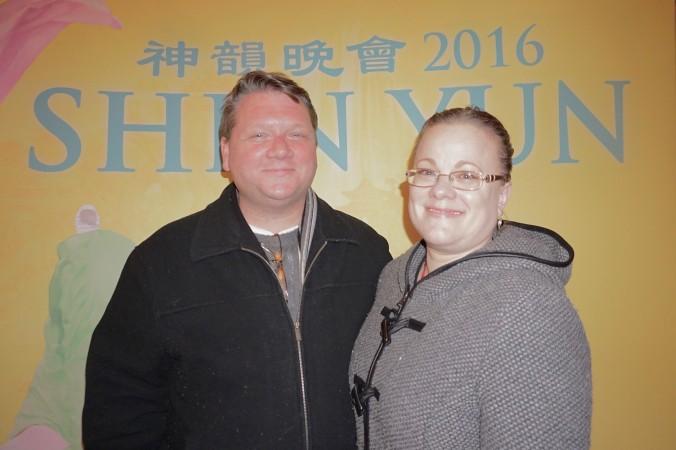 Jason Horn och Sheila Mihalick hade mycket att säga om Shen Yuns innebörd och syfte efter att ha sett föreställningen på Peabody Opera House i St. Louis, USA, den 13 februari, 2016. (Foto: Nancy Ma / Epoch Times)