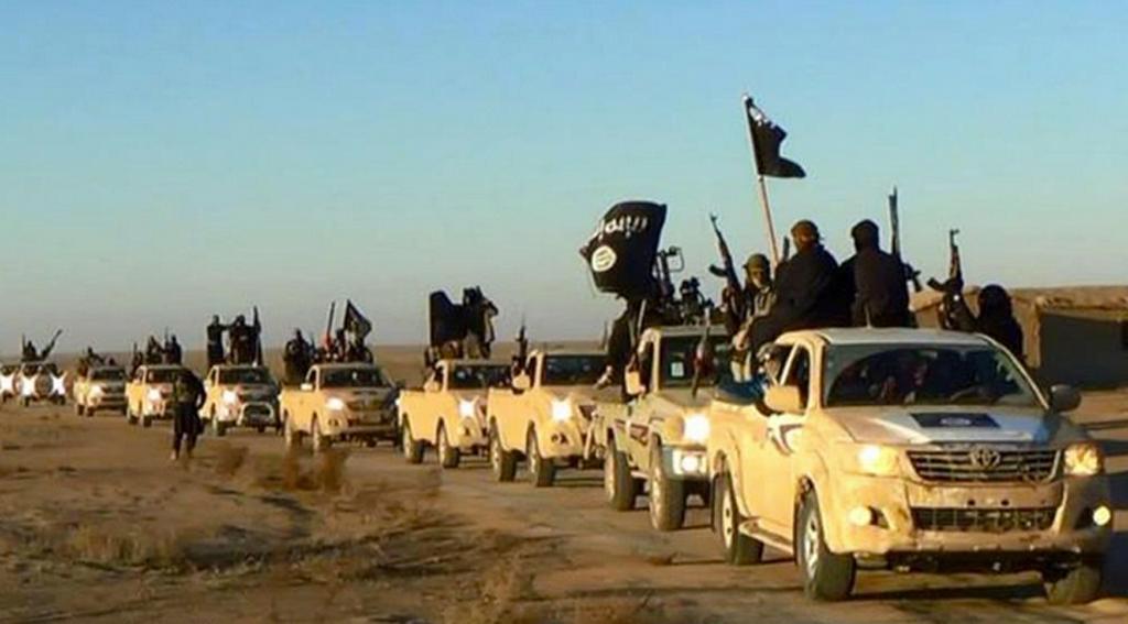 IS på en väg i Raqqa-provisen i Syrien, på en bild från 2014. Terrorgruppen uppges nu har avrättat åtta holländska IS-medlemmar. (Foto: AP/TT-arkivbild)
