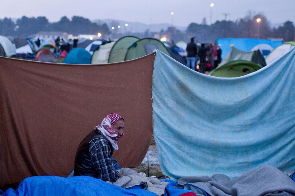 Beslutet från Österrike och en rad andra länder längs den så kallade "Balkan-rutten" att införa dagliga kvoter på hur många som släpps igenom har gjort att många flyktingar nu sitter fast vid byn Idomeni på gränsen mellan Grekland och Makedonien. (Foto: Petros Giannakouris)