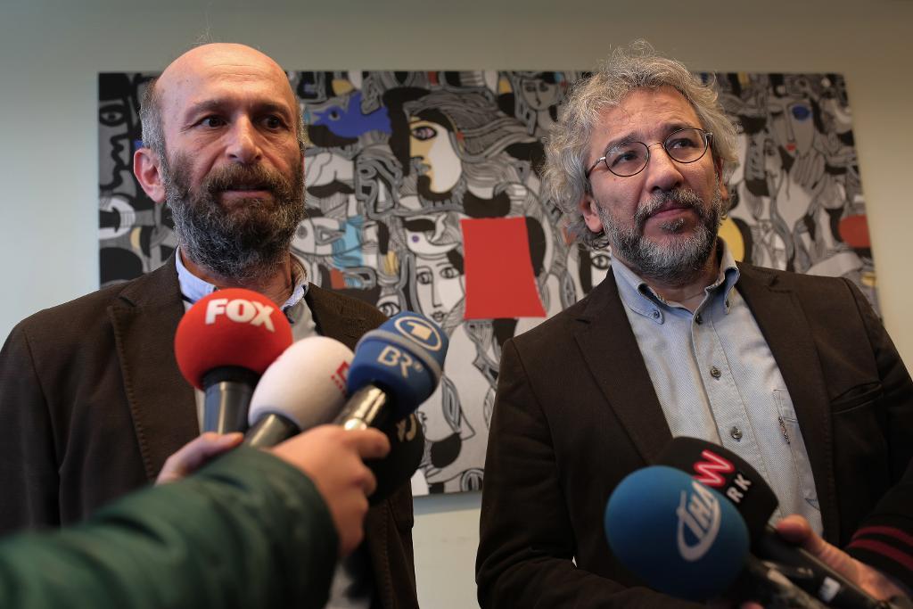 Can Dündar, chefredaktör för tidningen Cumhuriyet, till höger, och redaktionschefen Erdem Gül intervjuas efter att de släppts fria på fredagen. (Foto: Can Erok /AP/TT)