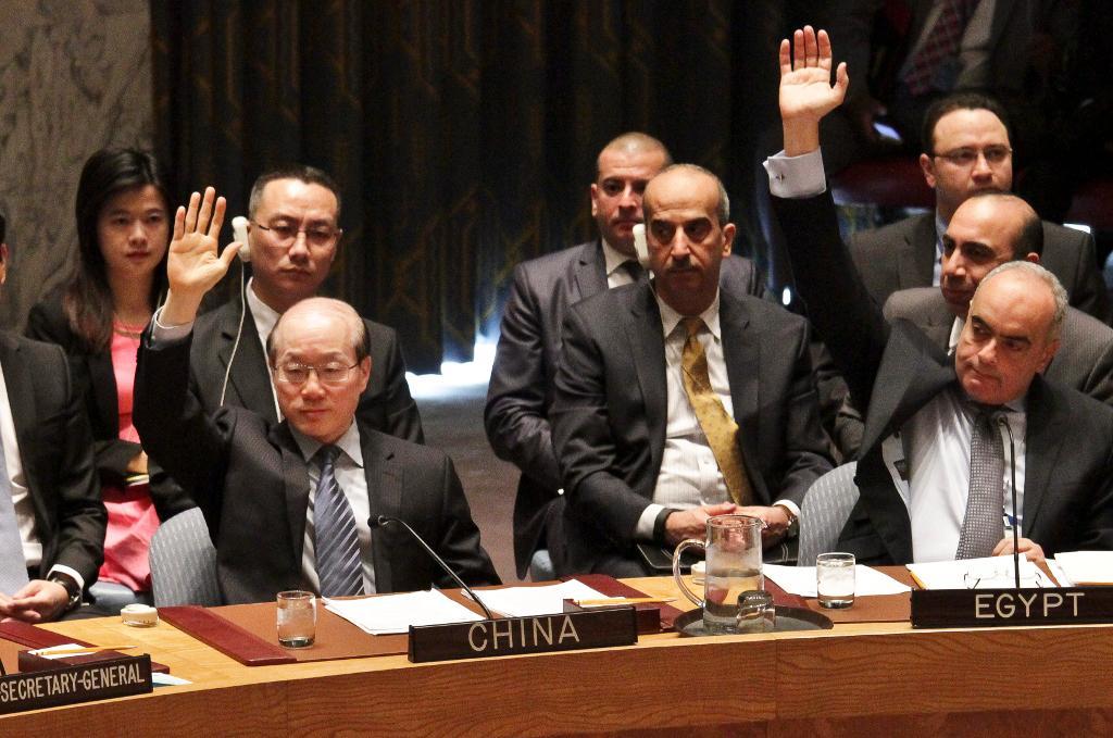 Kinesiske FN-ambassadören Liu Jieyi (vänster) och Egyptens FN-ambassadör Abdellatif Aboulatta när säkerhetsrådet röstade igenom tuffare sanktioner mot Nordkorea på onsdagen. (Foto: Bebeto Matthews /AP/TT)