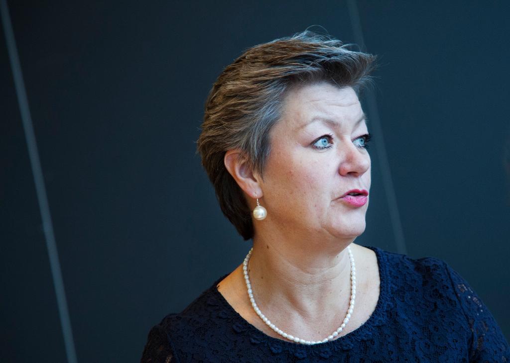 Arbetsmarknadsminister Ylva Johansson (S) tycker det är för tidigt att döma ut EU-kommissionens kommande förslag på ändringar i utstationeringsdirektivet. (Foto: Stina Gullander /TT-arkivbild)