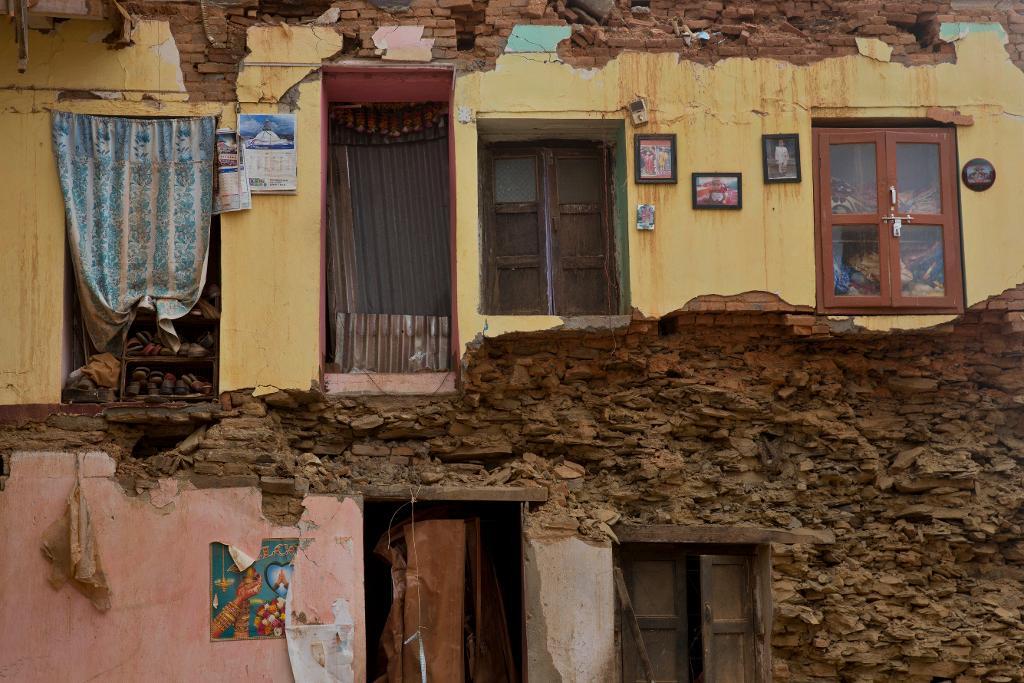 Närmare en miljon byggnader förstördes i jordskalvet i Nepal förra våren. (Foto: Bernat Armangue /AP/TT)