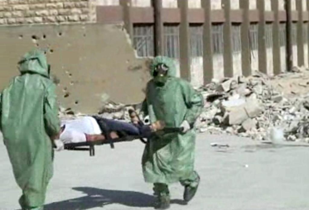 En stillbild från en video som visar personer klädda i skyddsutrustning under en övning 2013 i den syriska staden Aleppo. De övar på hur skadade ska hanteras vid en kemvapenattack. (Foto: AP/TT-arkivbild)