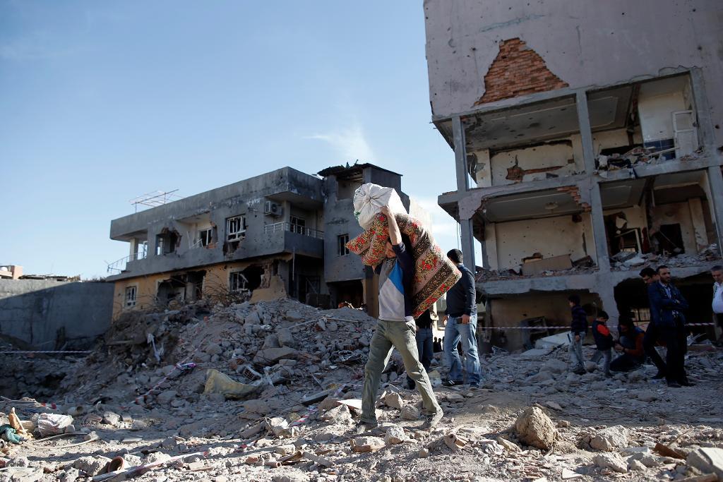 Delar av de städer där turkiska myndigheter har infört utegångsförbud har lämnats i ruiner, efter strider med PKK-gerillan. Här staden Cizre, där utegångsförbudet hävdes i början av mars, efter tre veckor. (Foto: Emrah Gurel /AP/TT-arkivbild)