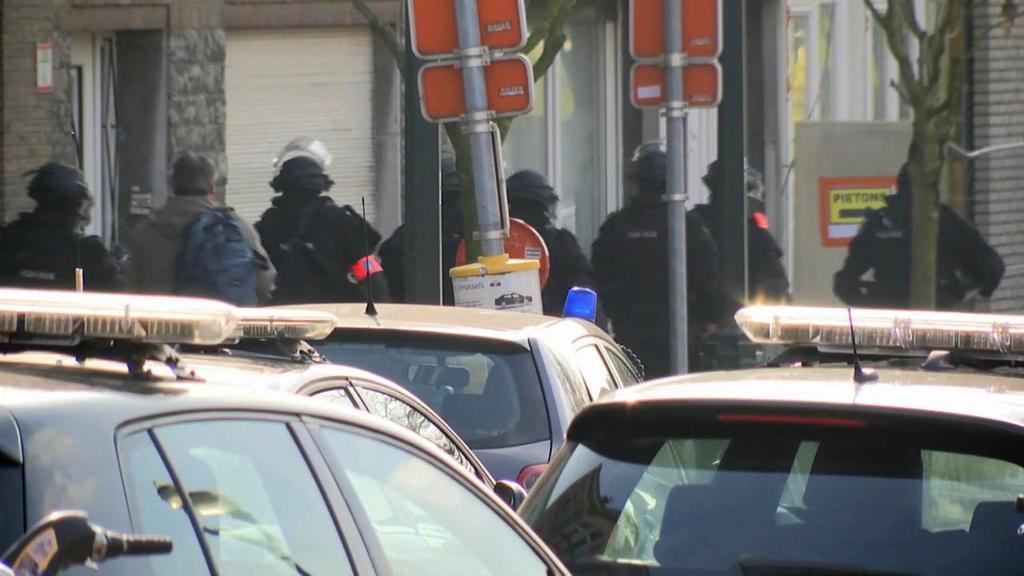 Flera poliser har skadats i en räd mot personer som misstänks ha kopplingar till terrorister i Bryssel. Insatsen pågår fortfarande. (Foto: AP/TT)