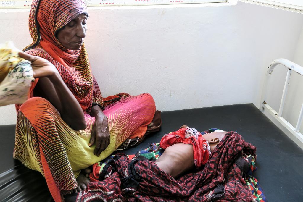 Fathuma Ale med ettåriga dottern Asia Ale på ett sjukhus i Aysaita i den av torkan hårt drabbade Afarregionen i norra Etiopien. (Foto: Gunilla Hallonsten/Svenska kyrkan/TT)