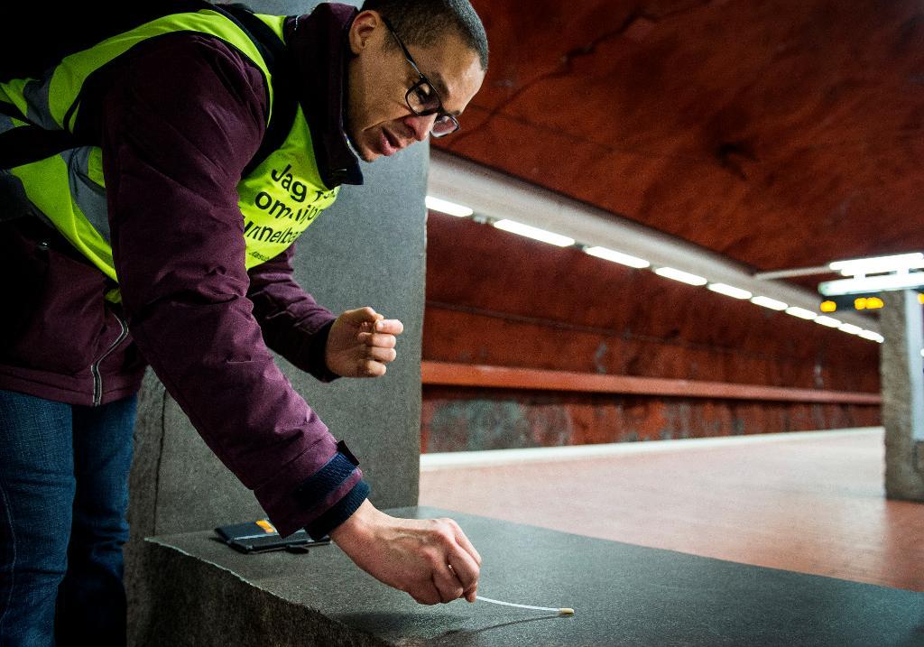 
- Vi kanske hittar rester av lunch, eller människo-dna, säger Klas Udekwu, som här svabbar med tops på betongbänk. Alla 100 tunnelbanestationer ska kartläggas i juni. (Foto: Marcus Ericsson/TT)
