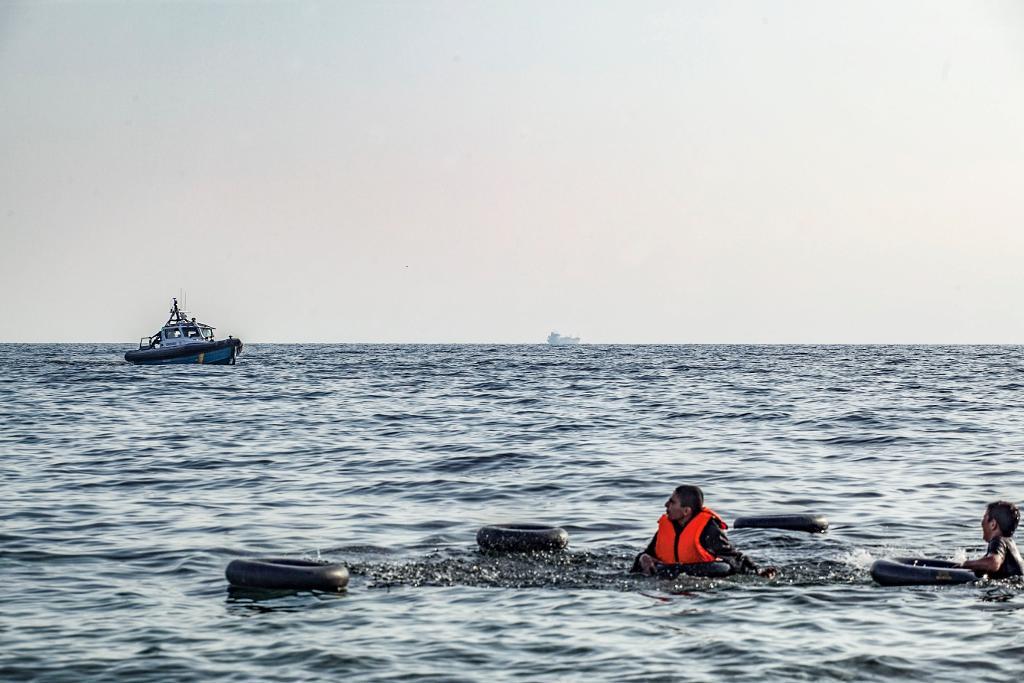 Svenska kustbevakningen i en sjöräddning utanför Lesbos. Nu stärks den svenska insatsen. (Foto: Valdemar Lindekrantz/Kustbevakningen)