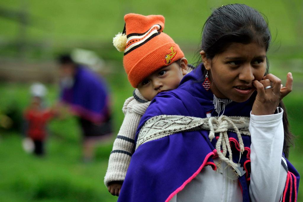 Hundratusentals barn i Colombia är hårt drabbade. Situationen har förbättrats något sedan fredssamtalen drog igång mellan regeringen och Farcgerillan för tre år sedan. (Foto: Christian Escobar Mora/AP/TT)