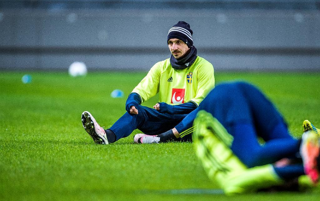 Zlatan Ibrahimovic var med på landslagets träning Friends Arena i Solna på måndagskvällen, men åker inte med till Turkiet. (Foto: Marcus Ericsson/TT)