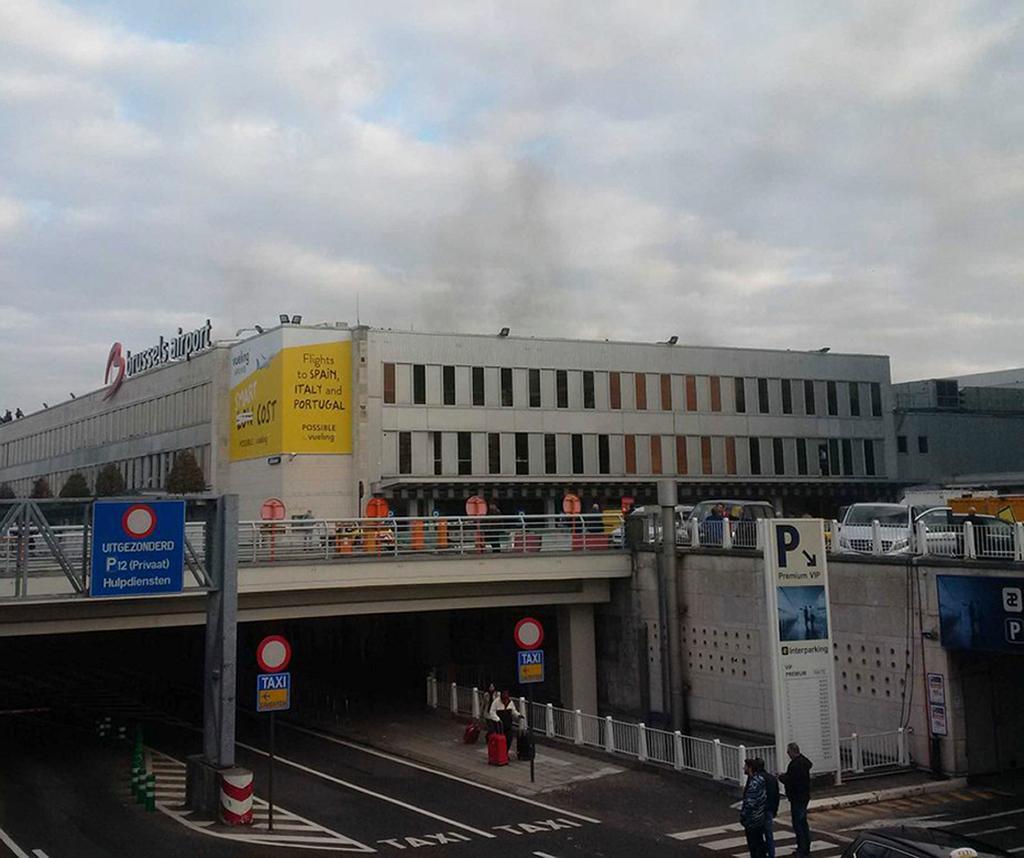 Bilder från ögonvittnet Daniela Schwarzer visar rök som stiger upp från flygplatsen efter explosionerna. (Foto: Daniela Schwarzer /AP/TT)