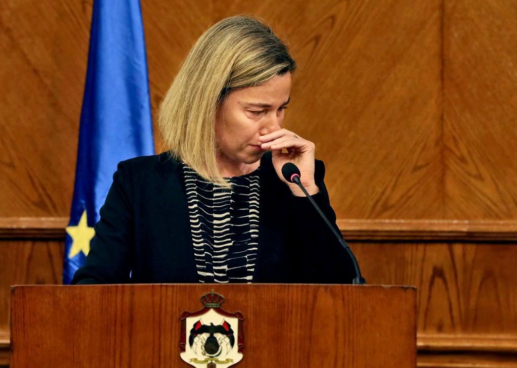 EU:s utrikeschef Federica Mogherini faller i gråt när hon pratar om dåden i Bryssel. (Foto: STR/AP/TT)