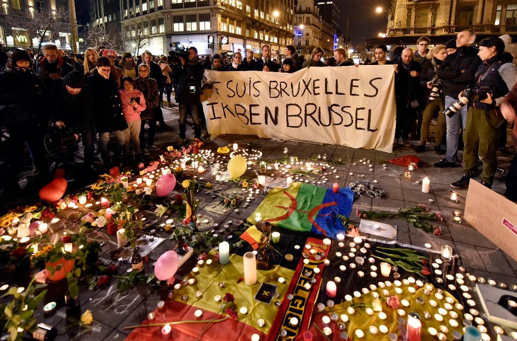 Människor samlades i centrala Bryssel för att tända ljus för offren för terrordåden. (Foto: Martin Meissner /AP/TT)