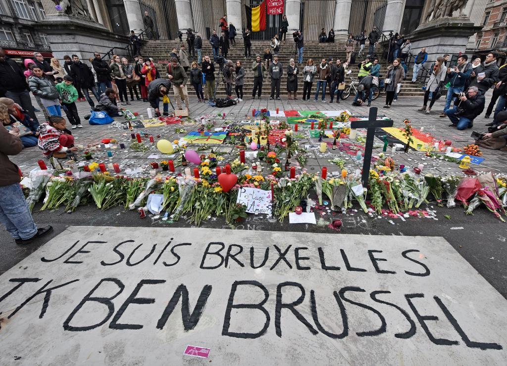 "Jag är Bryssel", har människor skrivit på en minnesplats vid Place de la Bourse i Brysssel för att hedra de 31 döda och 270 skadade i terrordåden. (Foto: Martin Meissner)