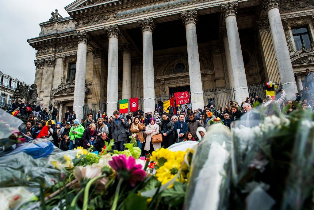 Människor samlades under onsdagen på Place de la Bourse i centrala Bryssel för att tända ljus, lämna blommor och minnas de som föll offer för terrorattentaten. Terrorattackerna har hittills krävt 31 dödsoffer. (Foto: Nora Lorek/TT)