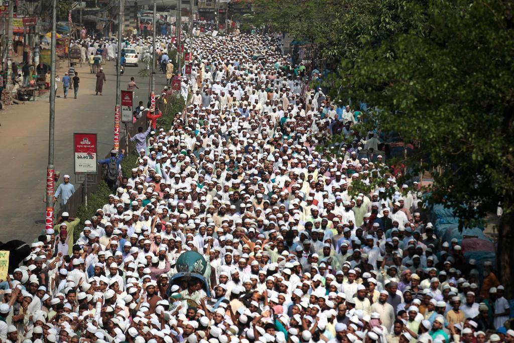 Tusentals muslimer och aktivister från muslimskpolitiska grupper protesterade i Bangladesh efter fredagsbönen mot ett förslag om att skrota islam som statsreligion. (Foto: A.M. Ahad / AP/ TT)