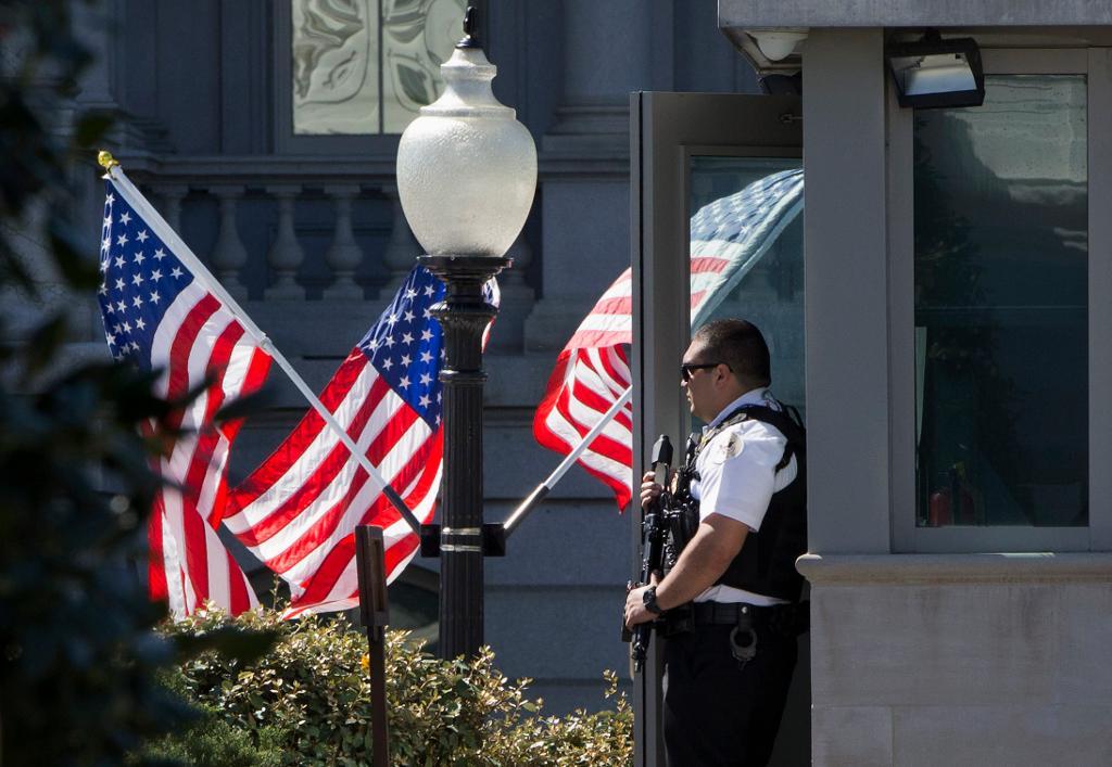 En polis vid den amerikanska säkerhetstjänsten vaktar Vita husets västra flygel. (Foto: Jacquelyn Martin/AP/TT)