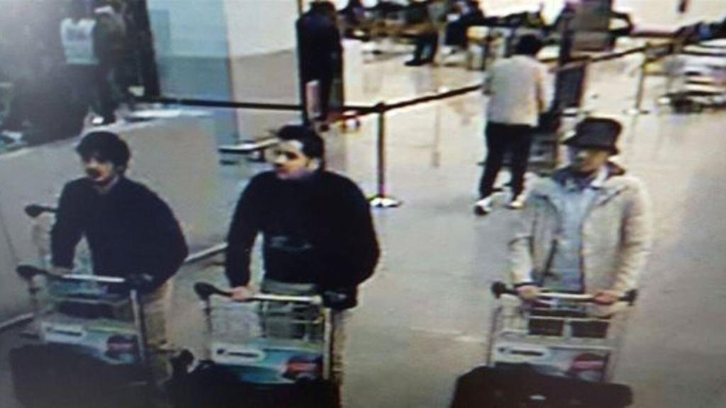 FBI varnade för Ibrahim El Bakraoui (mitten) sex dagar före terrordåden i Bryssel. (Foto: AP/TT)