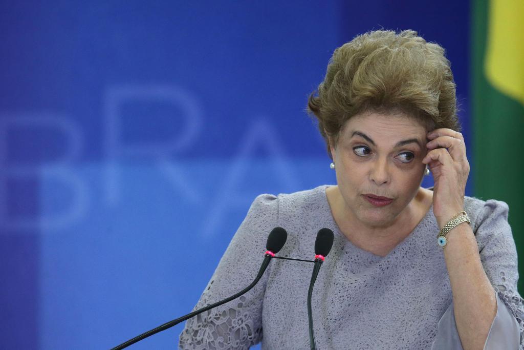 Att president Dilma Rousseffs regering spruckit försämrar hennes möjligheter att klara sig i riksrättsprocessen. (Foto: Eraldo Peres/AP/TT)