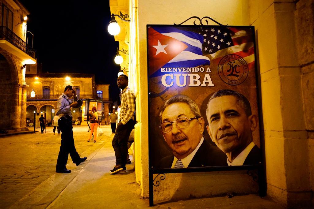 En välkomnande affisch som porträtterar Kubas nuvarande president Raúl Castro och hans amerikanske kollega Barack Obama inför Obamas besök som startar på söndag. (Foto: Ramon Espinosa/AP/TT)