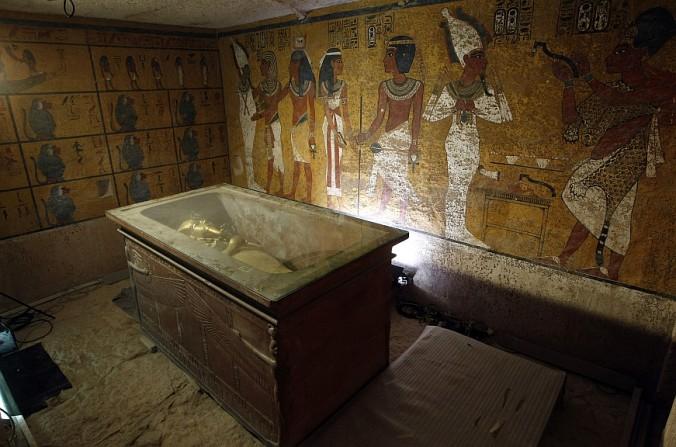 Faraon Tutankhamons sarkofag står tom i gravkammaren efter att mumien placerats i en glasurna. Nu verkar man ha hittat nya spännande fynd i den berömda gravkammaren. (Foto: Cris Bouroncle /AFP/GettyImages)