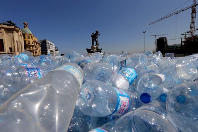 Tomma plastflaskor har lagts i en stor hög för återvinning på Martyrtorget i Beirut. (Foto: Joseph Eid /AFP/Getty Images)