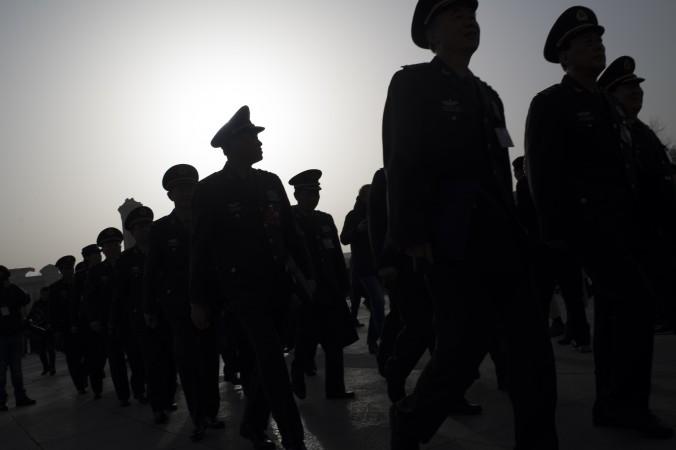 Militärdelegater anländer till Folkets stora sal och den Nationella folkkongressens öppningsceremoni i Peking den 5 mars. (Foto: Fred Dufour /AFP/Getty Images)